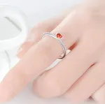 Anel em formato de coração, um presente perfeito para expressar amor e carinho. Ideal para ocasiões românticas e simboliza afeto. — foto 3