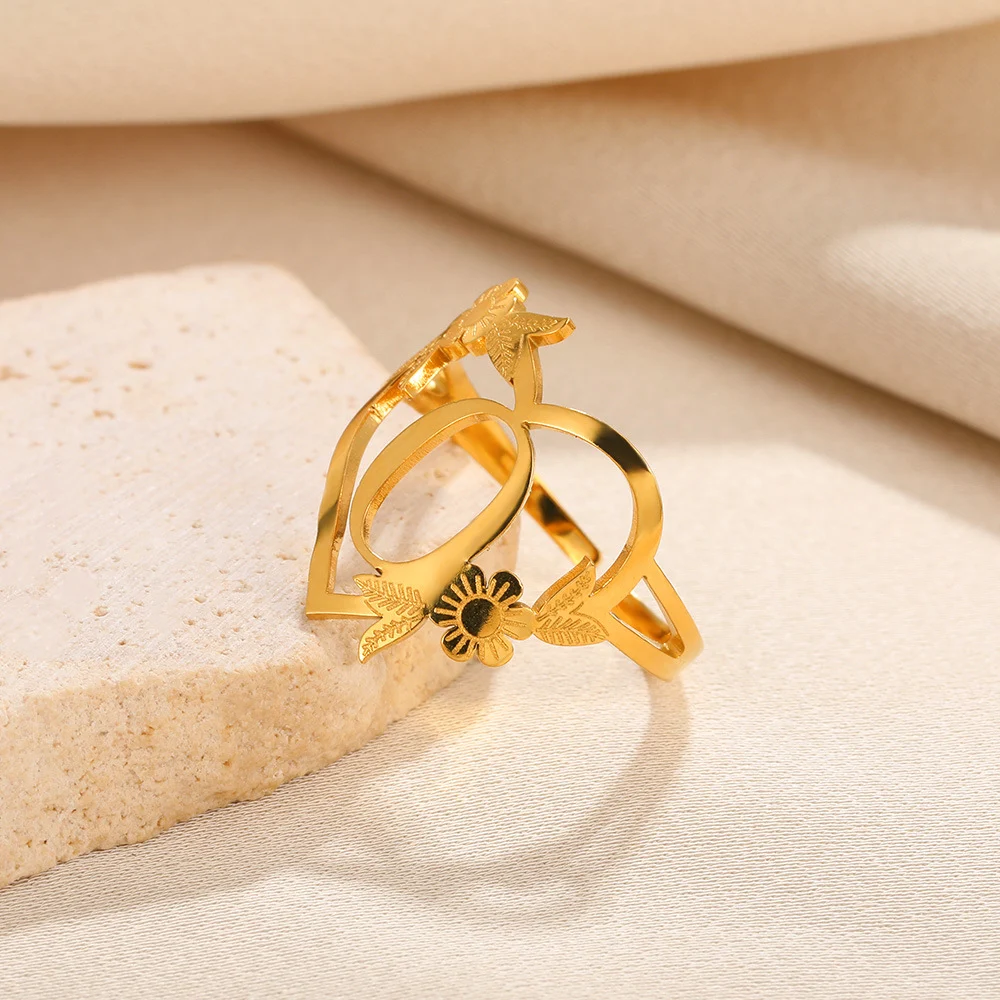 Anel ajustável em aço inoxidável 18K com formato de coração e letras inglesas. Design elegante e durável para um toque romântico e pessoal. — foto 24