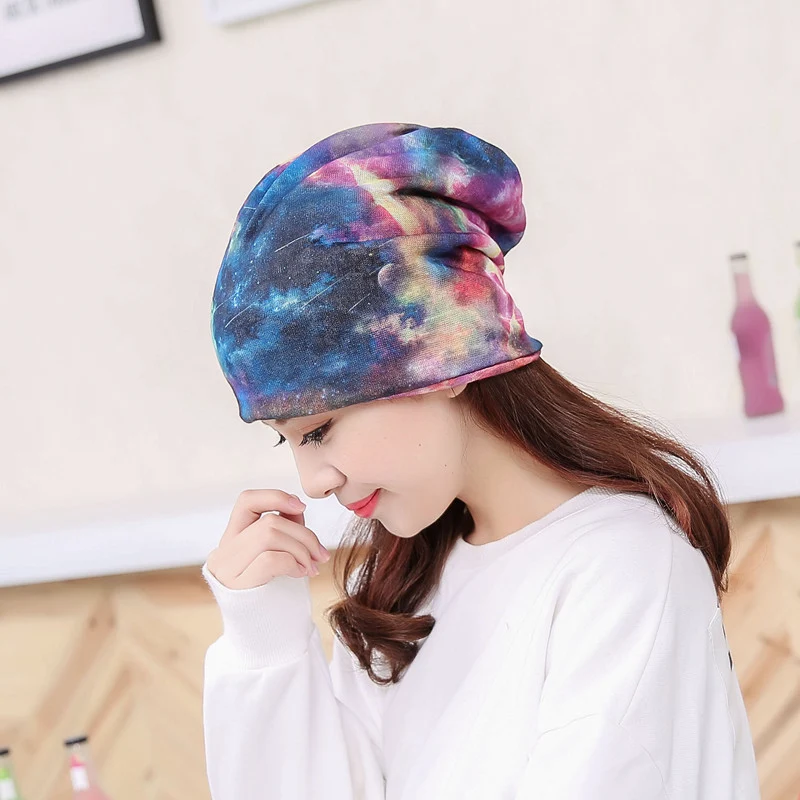 Chapéu Feminino Estampado com Padrão de Céu Estrelado Graffiti, ideal para aquecer e estilizar. Conforto e visual único garantidos. — foto 13