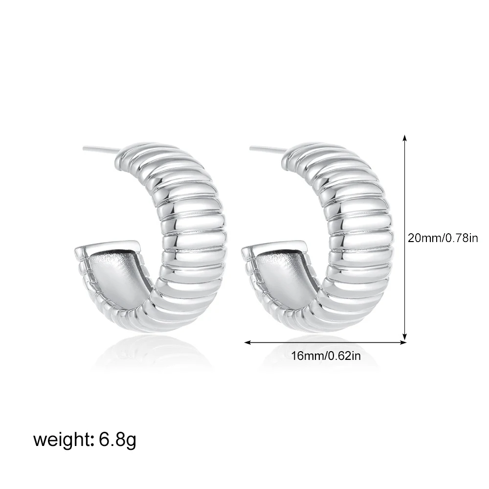 Brincos de argola em forma de C em ouro 18K com listras diagonais simples, perfeitos para um look minimalista e sofisticado. — foto 5