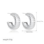 Brincos de argola em forma de C em ouro 18K com listras diagonais simples, perfeitos para um look minimalista e sofisticado. — foto 5