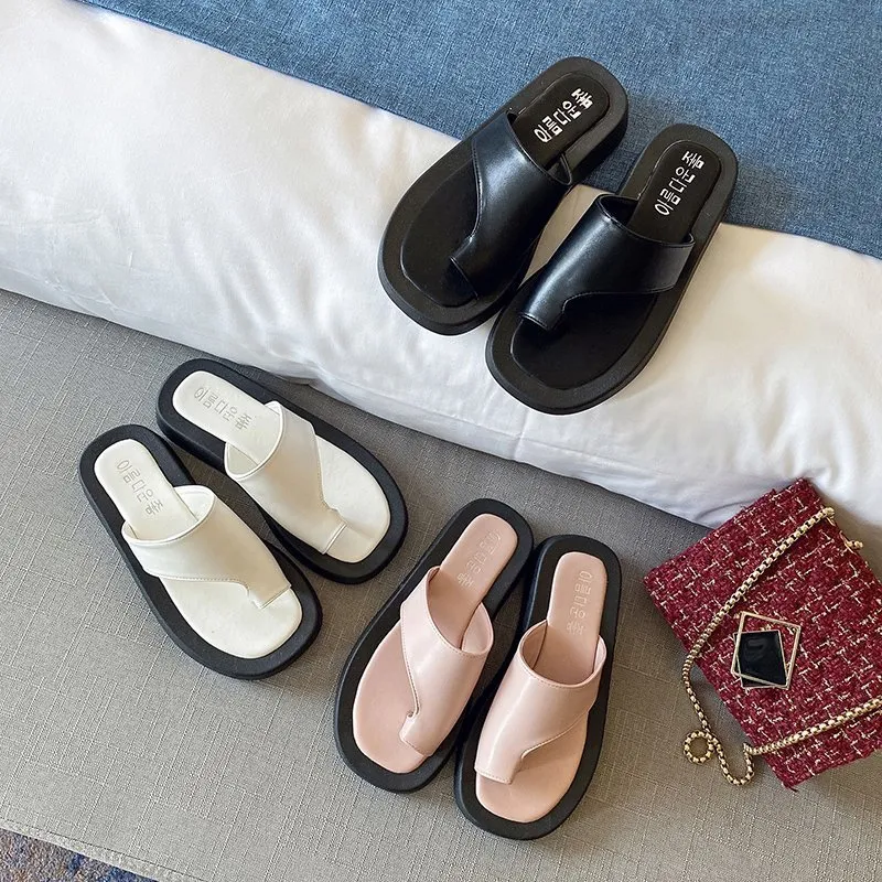 Strand teenslippers met platte zool voor superieur comfort. Geniet van de zomer met deze lichte en duurzame slippers. Perfect voor het strand. — foto 2