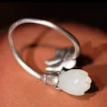Anel feminino Lotus retrô de personalidade fashion, um acessório vintage e elegante para realçar sua beleza e expressar seu estilo pessoal. — foto 2