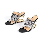 Zapatos de tacón alto de mujer talla grande con pedrería, punta redonda, sin cordones, perfil metálico y tacón estilizado. — foto 10