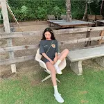 T-shirt a maniche corte con stampa di girasoli e lettere colorate, perfetto per un look casual e moderno. Comodo, fresco e ideale per l'estate. — foto 5