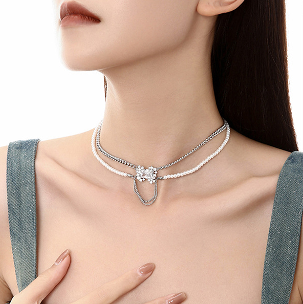 Colar feminino de camada dupla com pérolas e diamantes quadrados, ideal para adicionar elegância e sofisticação a qualquer visual. — foto 6