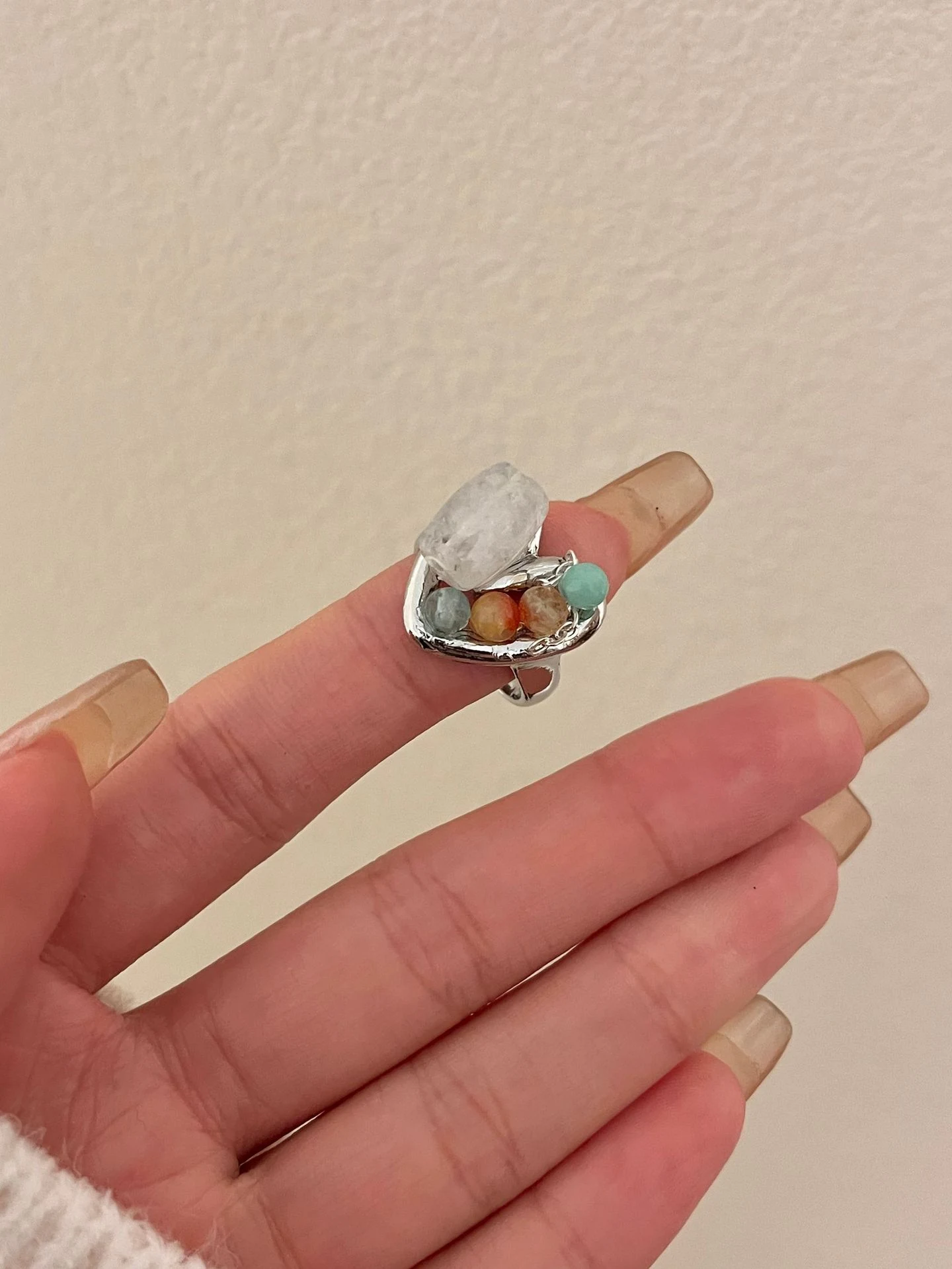 Anel Empilhável de Gemas Naturais Cruas Feminino Joia Artesanal Elegante Presente Perfeito para Ela Design Exclusivo e Sofisticado — foto 5