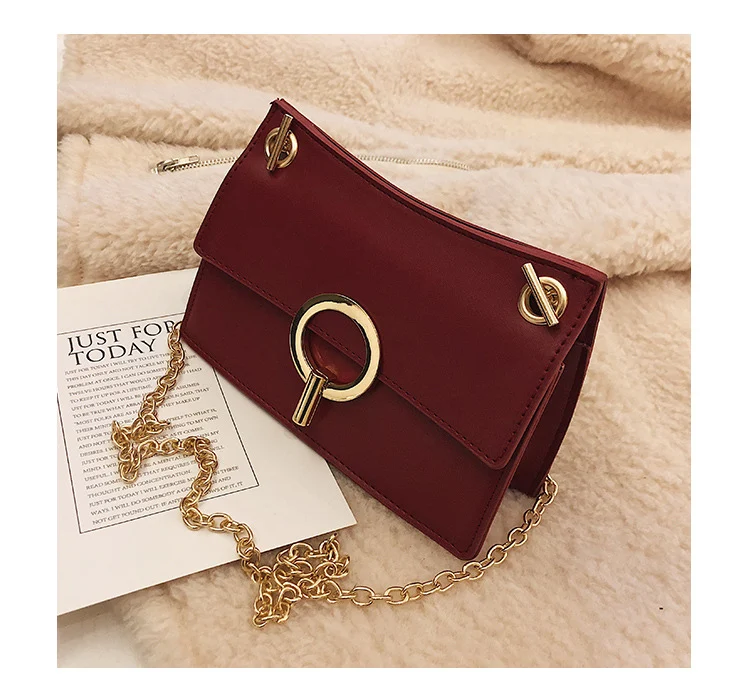 Bolsa Quadrada Pequena Lingge com Corrente Perfumada, um Acessório Charmoso para Mulheres que Procuram Levar Essenciais com Estilo e um Toque de Fragrância. — foto 36