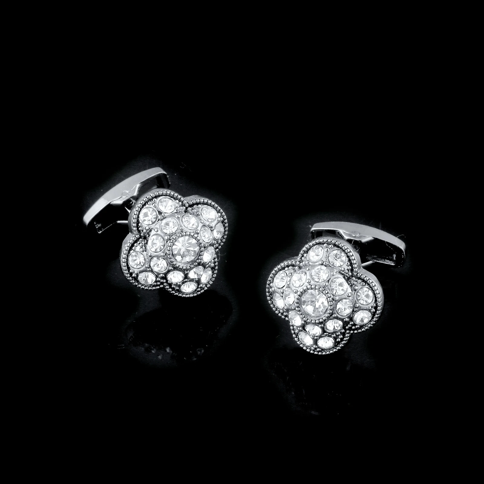 Camisa preta com estampa floral e diamantes, mangas com detalhes de unhas, para um visual sofisticado e moderno. — foto 2