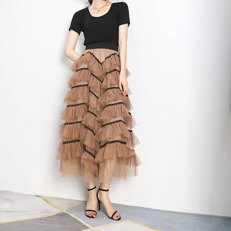 Saia longa feminina evasê com cintura alta, múltiplas camadas, costuras e renda em tela, ideal para um visual elegante e moderno. — foto 1