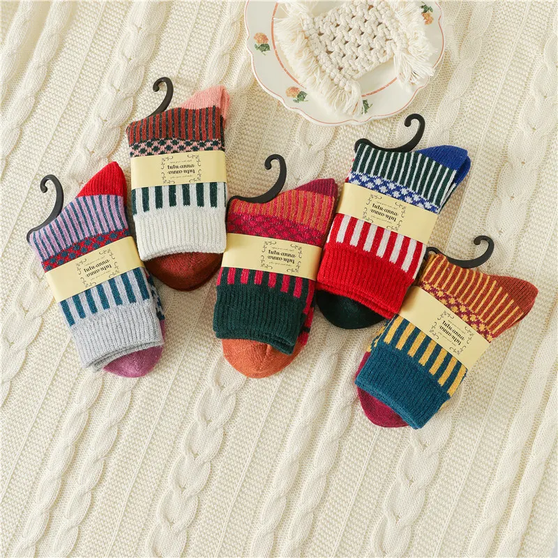 Calcetines térmicos de lana de angora de tubo medio grueso de otoño e invierno para hombres y mujeres — foto 10