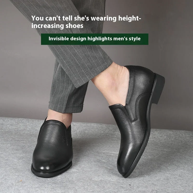 Scarpe business in pelle slip-on con soletta rialzante invisibile da 8cm. Aumenta la tua altezza in modo discreto e miglior la tua immagine professionale. — foto 4