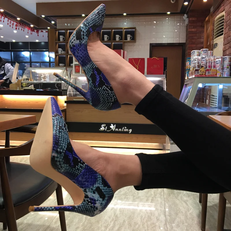 Snakeskin leather pumps for women. Stylish high heels for a sophisticated look. Comfortable and perfect for any occasion — photo 4