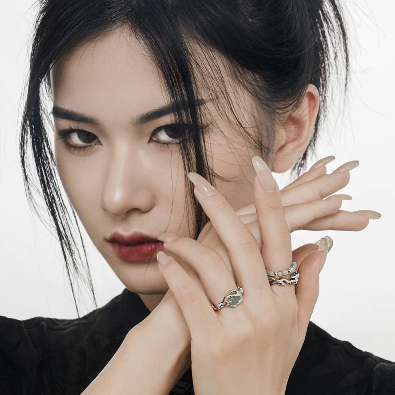 Anel de moda com nó de bambu estilo chinês. Design único e elegante para mulheres. Acessório perfeito para adicionar um toque natural ao seu visual. — foto 6