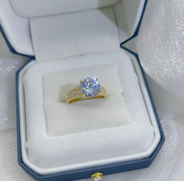 Anel Feminino Micro Set Zircônia. Brilho e sofisticação em uma joia. Anel elegante para mulheres, ideal para presentes e ocasiões especiais. — foto 6