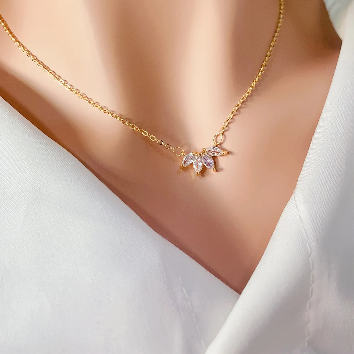 Colar de folhas com design moderno e personalidade para mulheres, acessório perfeito para realçar seu estilo e expressar sua individualidade. — foto 3