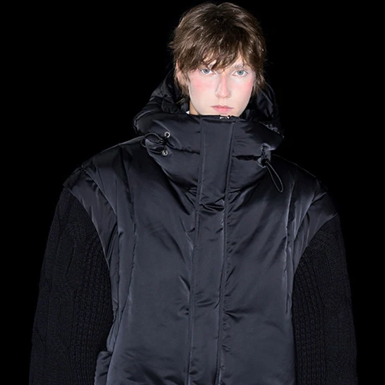 Gebreide katoenen jas met capuchon, warm en comfortabel. Ideaal voor de winter, perfect voor een casual en stijlvolle uitstraling. — foto 5
