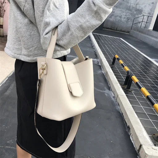 Title 4, Stylish shoulder messenger handbag for everyday...