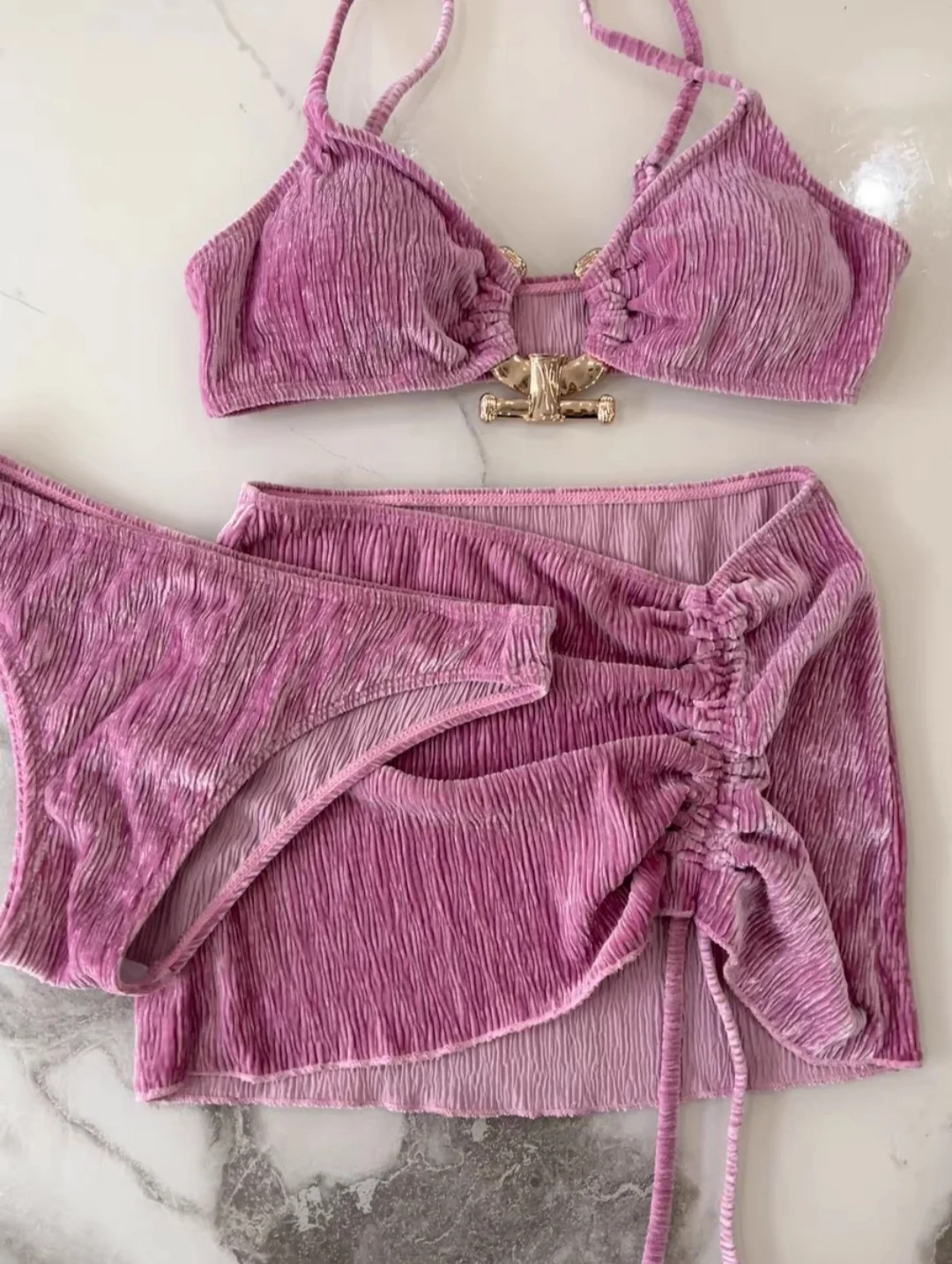 Velvet Pure Desire bikini, driedelige set met trekkoord en net look in Thaise stijl. Perfect badpak om er stralend en sensueel uit te zien op het strand. — foto 7