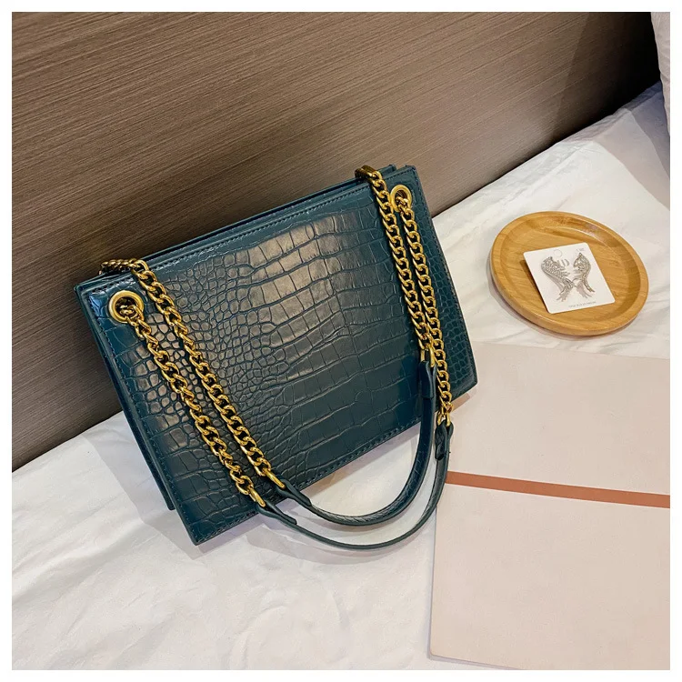 Bolsa Mensageiro Feminina de Um Ombro com Padrão Crocodilo e Corrente. Adicione estilo e sofisticação ao seu look diário ou noturno — foto 3