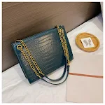 Bolsa Mensageiro Feminina de Um Ombro com Padrão Crocodilo e Corrente. Adicione estilo e sofisticação ao seu look diário ou noturno — foto 3