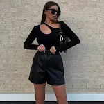 Tuta asimmetrica con scollo a barchetta e spalla scoperta, tinta unita, per donna, perfetta per un look elegante e sofisticato. — foto 5