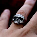 Anel de cabeça de fantasma robô retrô em aço inoxidável. Design único, durável e elegante. Um acessório estiloso e atemporal para qualquer pessoa. — foto 11