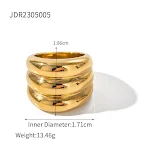 Anel fechado de três camadas em aço inoxidável dourado 18K, estilo INS europeu e americano. Joia elegante e resistente para o seu dia a dia. — foto 1