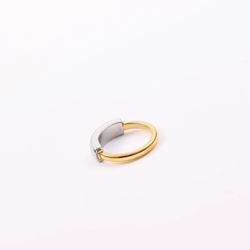 Anel de aço titânio com duas cores e banho de ouro 18K, combina elegância e durabilidade para um visual sofisticado e moderno. — foto 3