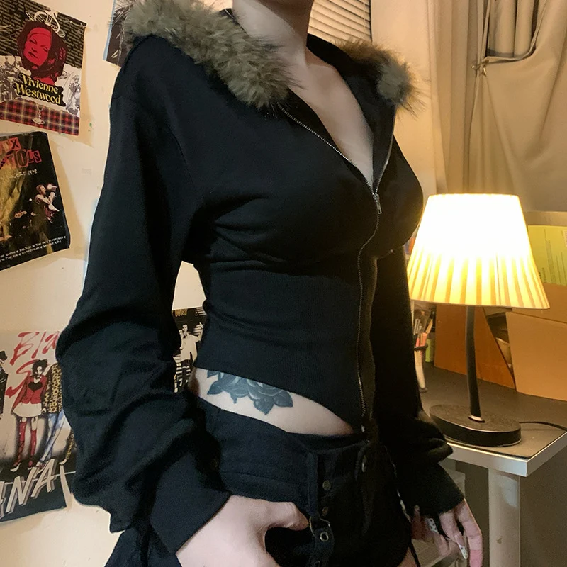 Cardigã feminino com capuz, gola de pele e costuras, blusa ideal para o inverno, confortável e elegante, perfeita para o dia a dia e ocasiões especiais. — foto 6