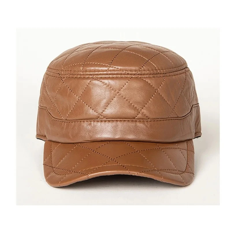 Sombrero de piel de oveja primera capa para hombre con diseño de rombos y visera, gorra cálida y elegante para invierno. — foto 6