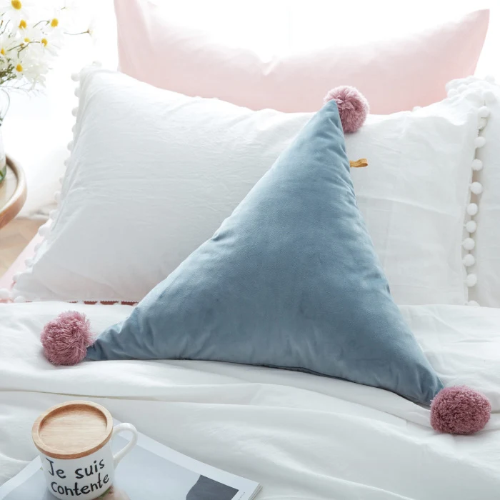 Almofada triangular para sala de estar, com design de bola e cor sólida. Ideal para decoração e conforto em sua casa. — foto 13