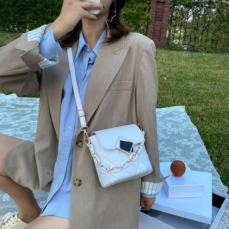 Letnia, uniwersalna torba typu bucket bag, pasująca do wszystkiego. Idealna na plażę, zakupy i co dzień. Lekka i stylowa. Must-have na lato. — zdjęcie 5
