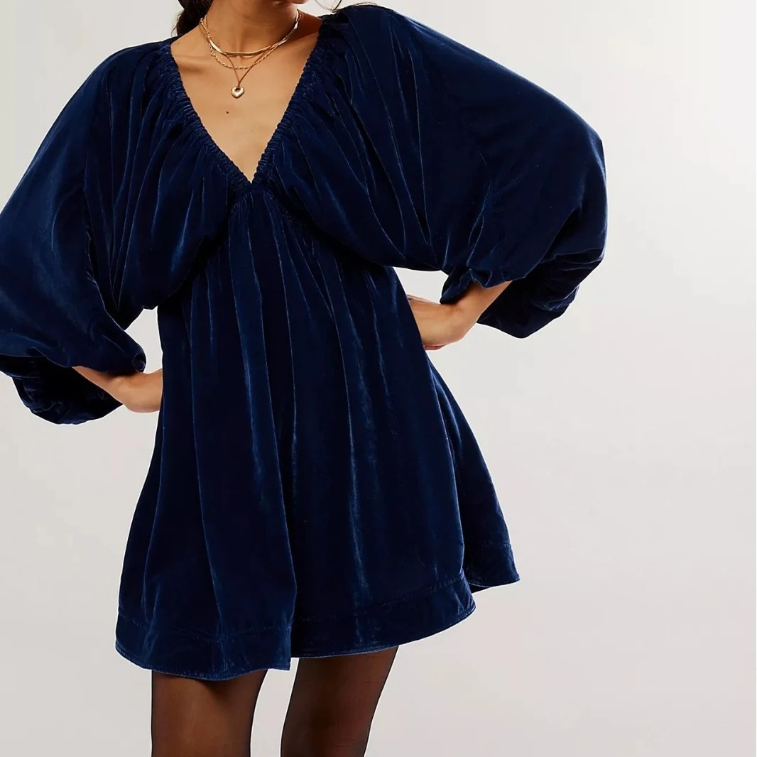 Vestido feminino casual e confortável em veludo dourado com decote em V. Perfeito para looks charmosos e elegantes em diversas ocasiões. — foto 9
