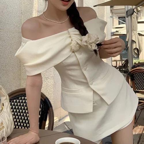 Terno clássico branco off-shoulder em tom de leite de pinho e castanha, perfeito para um visual elegante e atemporal com estilo. — foto 9
