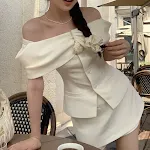 Terno clássico branco off-shoulder em tom de leite de pinho e castanha, perfeito para um visual elegante e atemporal com estilo. — foto 9