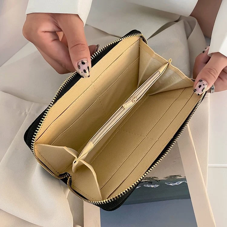 Bolsa carteira feminina em lona com estampa de grafite, um acessório estiloso e moderno para complementar seu look em diversas ocasiões. — foto 8