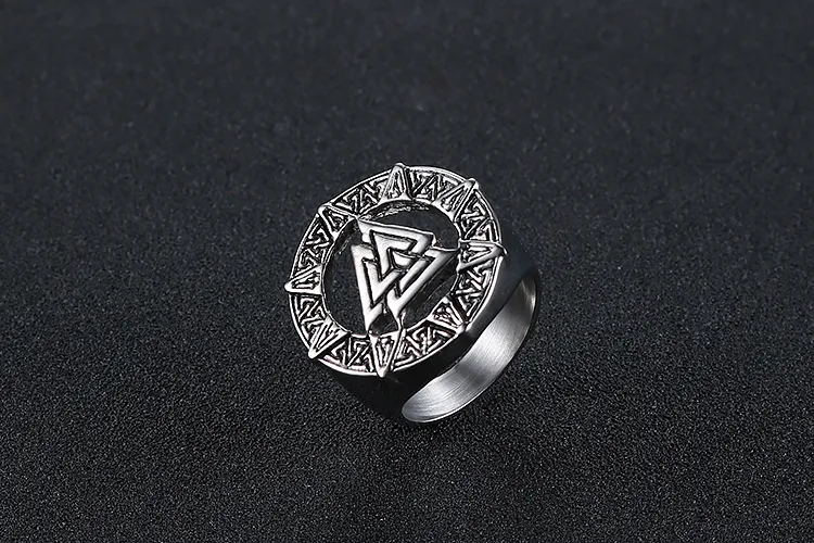 Anel viking guerreiro masculino em aço inoxidável. Poderoso e estiloso, simboliza coragem e bravura. Uma joia para o homem com alma de viking. — foto 6