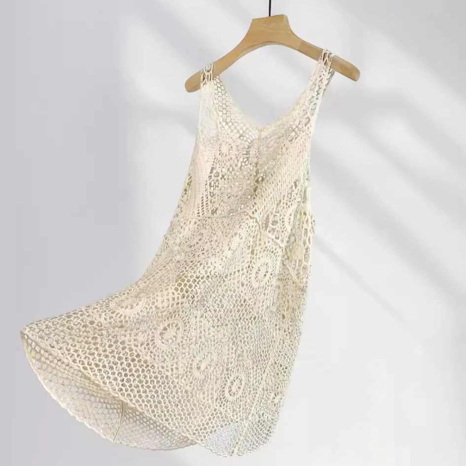 Vestido bandage de verão com alças, blusa com recorte, corte midi. Perfeito para um visual elegante e fresco nos dias quentes. — foto 5