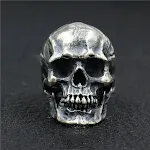 Anel de caveira fashion para homens e mulheres. Design gótico punk rock em aço inoxidável. Estilo motoqueiro. Expresse sua individualidade. — foto 4