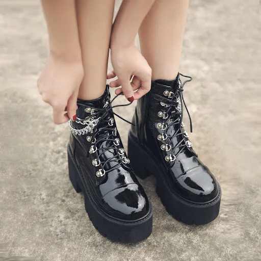 Title 5, Round toe chain zipper wind wedge Martin boots....
