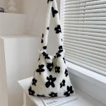 Bolsa de pelúcia casual e fofa para meninas, ideal para o dia a dia. Leve seus pequenos tesouros com estilo e conforto, perfeita para qualquer ocasião. — foto 2