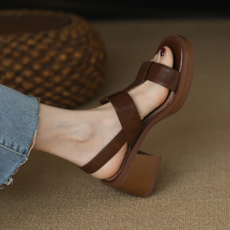 British Style Retro One-way Sandals. Classic comfort and style for everyday wear. Perfect for summer days and adding a t — photo 4