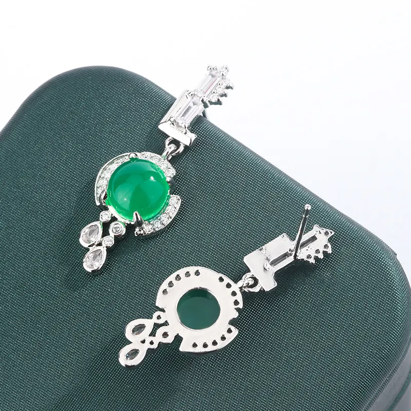 Brincos ovais verdes vibrantes de vidro calcedônia. Adicione um toque de cor e elegância ao seu visual diário. — foto 4
