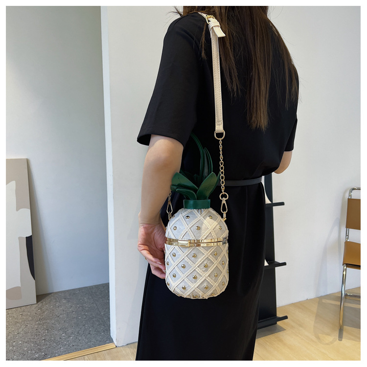 Title 5, Bolsa feminina casual com detalhes de diamantes...