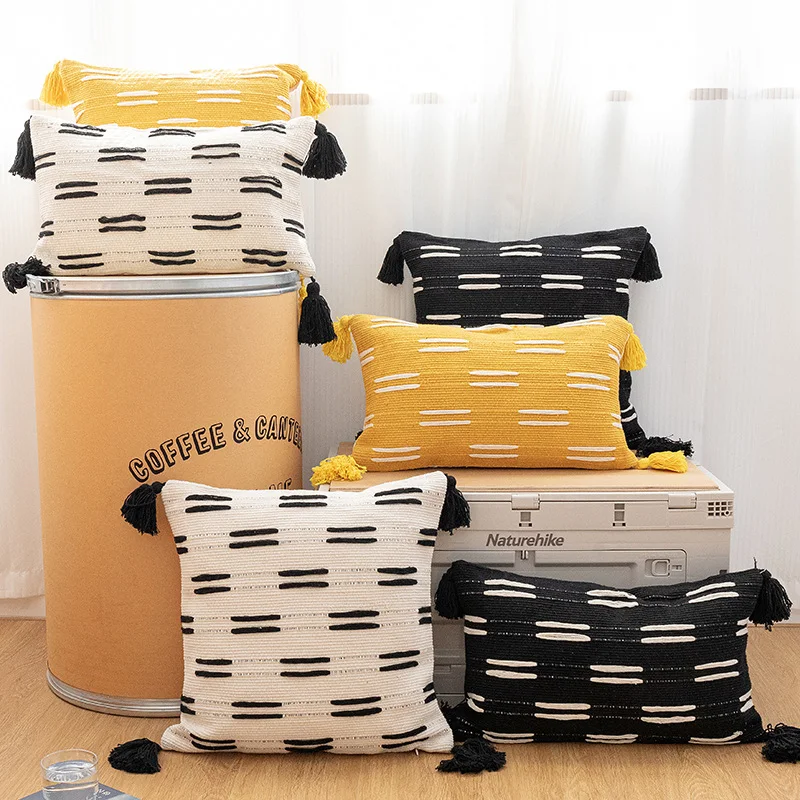 Capa de almofada boêmia com linhas de franjas para um toque aconchegante. Decore sua casa com estilo étnico e maciez. — foto 1