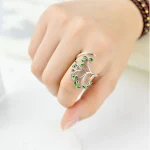 Anel Artesanal de Galhos com Folhas Verdes e Esmalte Gotejante. Joia Única e Elegante. Perfeito para Presentear. Charme e Sofisticação. — foto 6