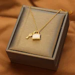 Colar delicado feminino com pingente de chave e cadeado pequeno e transparente – Elegância sutil para um visual charmoso e refinado. — foto 3