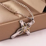Pingente estrela cruzada octogonal, perfeito para expressar sua fé com elegância. Um acessório único e cheio de significado, ideal para você. — foto 8