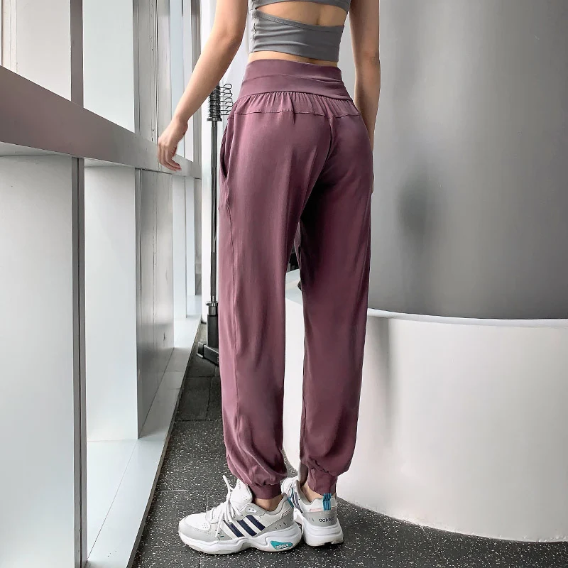 Waist seal lettering sports trousers designed for optimal performance during workouts and physical activities. Comfortab — photo 2